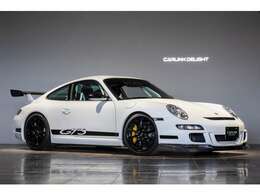 2007　正規D車　Porsche　911 GT3　Carrara White　フロントまで張り巡らされたロールケージ、カーボンシェルのバケットシート。走るための機能美が示すのは、”レーシングマシンの血統GT3”たる存在感