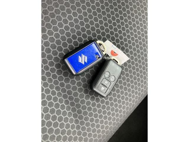 携帯リモコンキーは2個付属！リモコンキーには車両からはなれた所からカギのカギの開閉やリア電動スライドドアの開閉が可能なスイッチ付き！