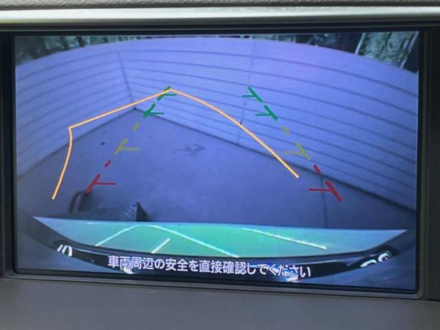 【バックカメラ】駐車時に後方がリアルタイム映像で確認できます。大型商業施設や立体駐車場での駐車時や、夜間のバック時に大活躍！運転スキルに関わらず、今や必須となった装備のひとつです！