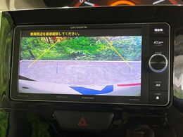 【バックカメラ】駐車時に後方がリアルタイム映像で確認できます。大型商業施設や立体駐車場での駐車時や、夜間のバック時に大活躍！運転スキルに関わらず、今や必須となった装備のひとつです！