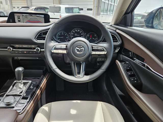 【運転席インテリアデザイン】左右対称のインテリアデザインでドライバーを包み込み運転に集中できるように設計されています。