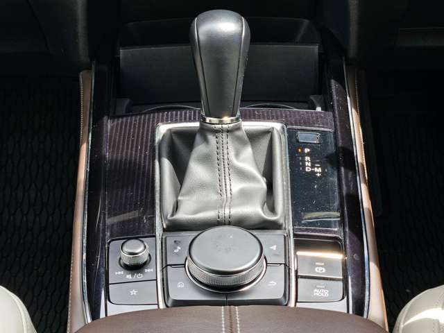 【オートブレーキホールド】停車中にブレーキペダルから足を放しても、ブレーキを自動的に制御して、車両の停車状態を保持する機能です。信号待ちなどの停車時に運転者の負担を軽減します。