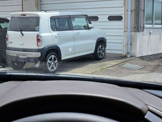【アクティブ・ドライビング・ディスプレイ】フロントガラスにルートや車速などの情報を表示し、ドライバーの視線移動と、焦点調整の 時間をさらに短縮する事で、わき見のリスクを低減し ます。