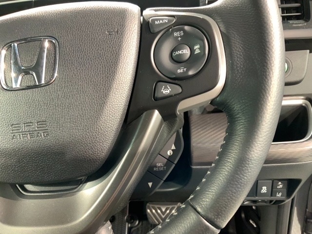 クルーズコントロールを装備しています。高速道路などで一定の速度で走ってくれるので運転が楽ですよ！速度を設定できますので、スピードの出しすぎにも注意できます。
