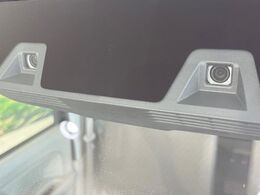 【エマージェンシーブレーキ】走行中に前方の車両等を認識し、衝突しそうな時は警報とブレーキで衝突回避と被害軽減をアシスト。より安全にドライブをお楽しみいただけます。