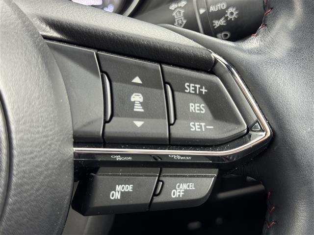 【マツダ・レーダー・クルーズ・コントロール（MRCC）】先行車との速度差や車間距離を認識し、設定した車速内で車間距離を自動で調整・維持することで、高速道路などでドライバーの負担を軽減します。