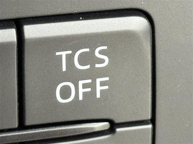 【トラクションコントロールシステム（TCS）】水にぬれた路面や雪道などのすべりやすい路面での発進や旋回加速時に起こる駆動輪の空転を防ぎ、適切な駆動力と操縦性を確保します！