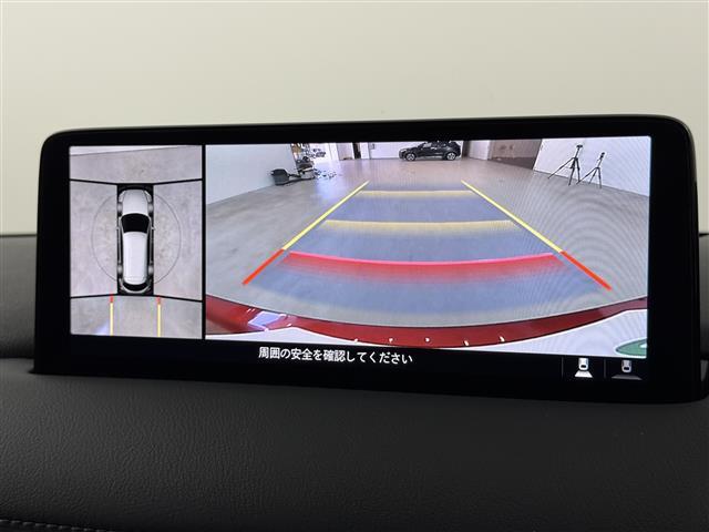 【360°ビュー・モニター】まるでクルマを真上から見下ろしたかのような視点で駐車をサポートします！クルマの斜め後ろや真横など、前後左右の4つのカメラの映像が合成されて、モニターに映し出されます。