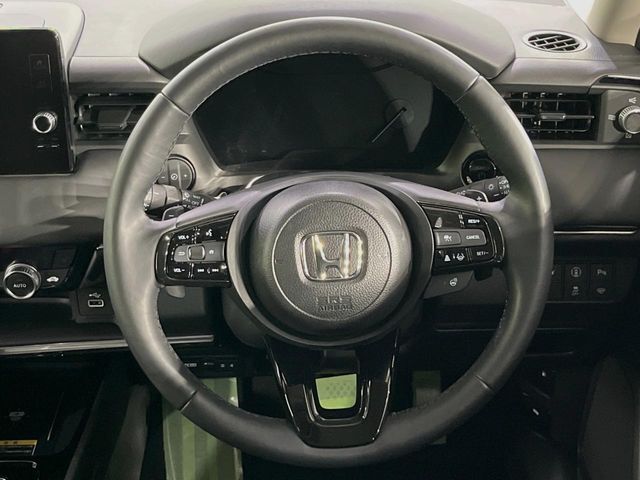 【車線維持支援システム】高速道路走行時、車線からはみ出しそうな時にステアリングを制御。より安心・安全な運転をサポートしてくれます！
