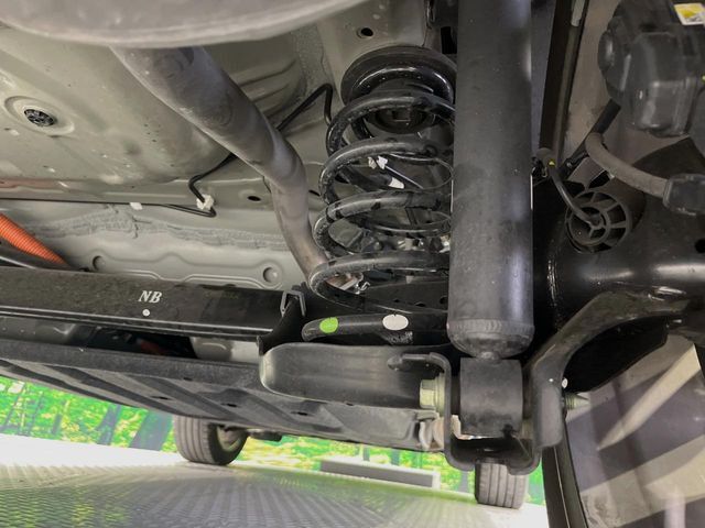 お車を安心してお乗りいただく為には、足回りの定期点検が欠かせません。サービスサポート（有償保証）では無料点検もご提供しており、安心のカーライフをお過ごしいただけるサポート体制が整っています。