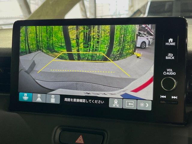 【バックカメラ】駐車時に後方がリアルタイム映像で確認できます。大型商業施設や立体駐車場での駐車時や、夜間のバック時に大活躍！運転スキルに関わらず、今や必須となった装備のひとつです！