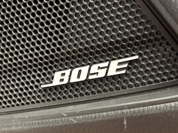 【BOSEサウンドシステム】メーカーオプションの高品位サウンドシステムを搭載。専用のチューニングが施された大小様々なスピーカーから良質なサウンドが奏でられ、臨場感あふれる音響空間を演出します。