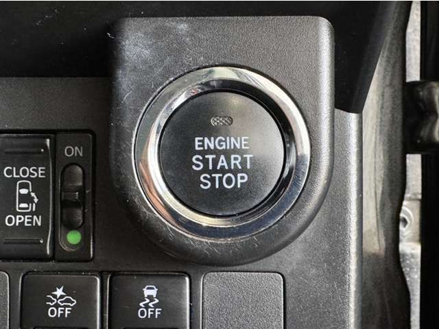 エンジンスタートボタンです。キーが車内にあれば、エンジンの始動・停止はブレーキを踏んでスイッチを押すだけ！キーを取り出す手間を省き、ワンプッシュでエンジンを操作するので簡単でスムーズです。