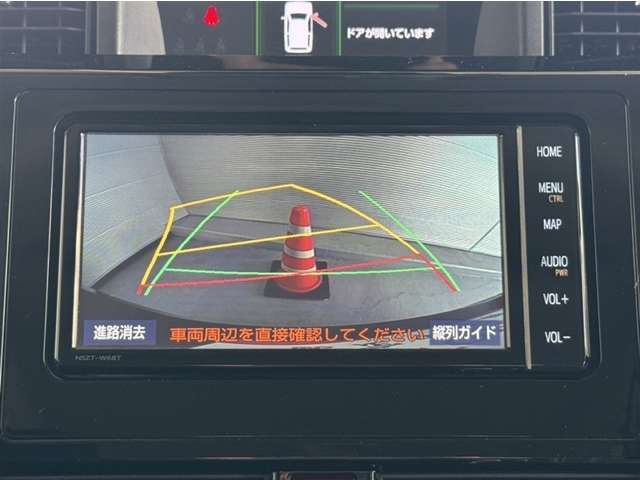 バックモニター付きです。車の後方に小型カメラが付いており、バックする際の後方の様子をモニター上に表示します。