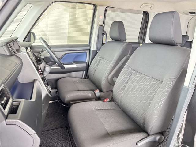 トヨタ中古車「まるごとクリーニング」施工済。外装はもちろん内装はシートを外して見えない所まで徹底洗浄しています。