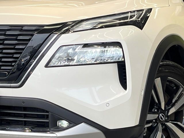 【LEDヘッドライト】悪天候や夜間走行時も良好な視界を確保し安心して運転できる高輝度LEDヘッドライトを装備！点灯速度が早く、消費電力も抑えられています。