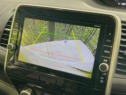 【バックカメラ】駐車時に後方がリアルタイム映像で確認できます。大型商業施設や立体駐車場での駐車時や、夜間のバック時に大活躍！運転スキルに関わらず、今や必須となった装備のひとつです！