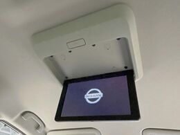 【リヤエンターテインメントシステム】後席にお座りの方も大満足の、人気メーカーオプションを装備。専用の音響システムと、大画面のモニターで移動中もDVD等をお楽しみいただけます。