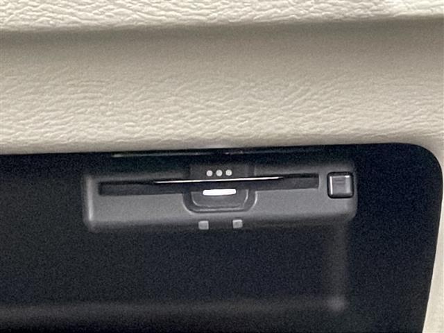 【ETC】有料道路を利用する際に料金所で停止することなく通過できる、ETC車載器（ノンストップ自動料金収受システム機器）が装備されています。セットアップを行うことで利用可能になります。