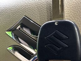 【キーレス】少し離れた場所からでもボタン一つでドアの開錠・施錠ができるのでとっても便利！ドアの鍵穴周りに傷をつけることもありません♪