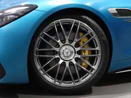 メルセデスのシート可動域は身長145cm～220cm です。あらゆるユーザーに快適なポジションを設定できますね。