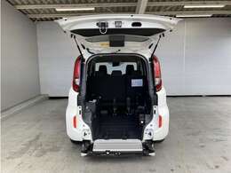 バックドアを開けると同時に車高が降下し、ショートスロープが展開。