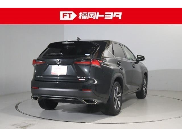 トヨタ認定中古車、評価4。キズ、へこみが少なく全体的に良好です。