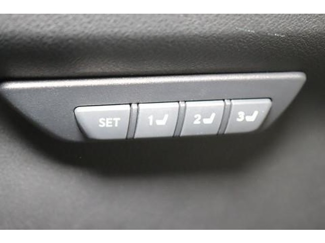 シートメモリー機能。シート位置を記憶させるとワンタッチで、設定したシート位置に可動します。