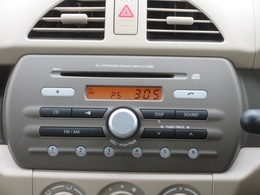 純正オーディオでAM/FMラジオにCDプレイヤーが付いてます