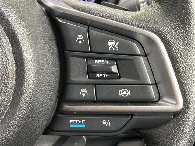 【全車速追従機能付クルーズコントロール】高速道路での長距離走行が楽に！！自動で速度を保つクルーズコントロールが、衝突軽減システムと連携し、前方の車両を感知して車間を保つように速度調節してくれます！！