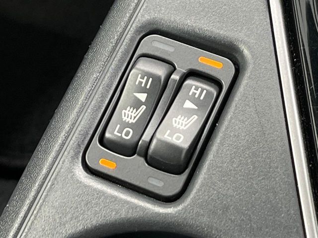 【シートヒーター】寒い日に重宝するシートヒーター！エアコンより早く温まってくれるので寒がりの人も安心ですね♪エアコンの温風は乾燥するから苦手、という方にもをおすすめです。