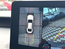 【パノラミックビューモニター】専用のカメラにより、上から見下ろしたような視点で360度クルマの周囲を確認することができます☆死角部分も確認しやすく、狭い場所での切り返しや駐車もスムーズに行えます。