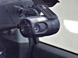 ドライブレコーダーは、映像・音声などを記録する自動車用の車載装置のことです。 もしもの事故の際の記録はもちろん、旅行の際の思い出としてドライブの映像を楽しむことができます