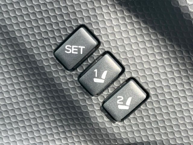 【メモリー機能付きパワーシート】ドライバーごとに設定したシート位置を記憶して、ボタン一つで切り替えできる便利な機能！運転する方が複数名いらっしゃるご家庭におすすめです♪