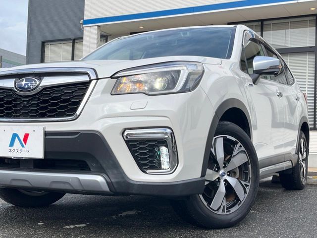 【LEDヘッドライト】悪天候や夜間走行時も良好な視界を確保し安心して運転できる高輝度LEDヘッドライトを装備！点灯速度が早く、消費電力も抑えられています。