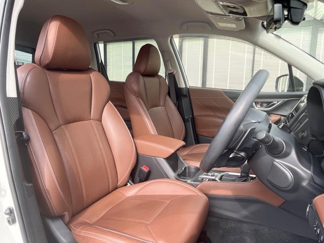 【本革シート】上質な本革を使用し、高級感あふれる本革シート。常に体に触れる部分だから、座り心地の良さにはこだわりたいですね♪汚れの付着や劣化を抑制する内装コーティング施工もおススメですよ♪