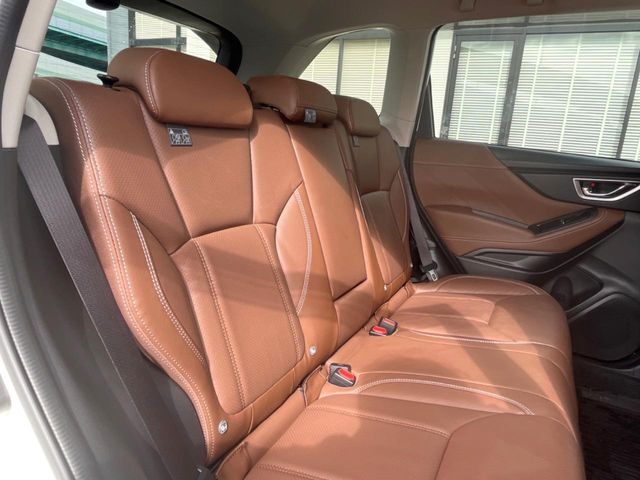 広々とした2列目シートは居住性が高く、居心地も快適！友達や家族とのお出かけにぴったりです。ベビーシートやチャイルドシート使用時も快適にお過ごしいただける十分な空間を確保しています。