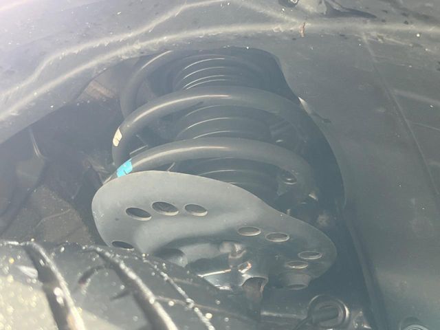 お車を安心してお乗りいただく為には、足回りの定期点検が欠かせません。サービスサポート（有償保証）では無料点検もご提供しており、安心のカーライフをお過ごしいただけるサポート体制が整っています。