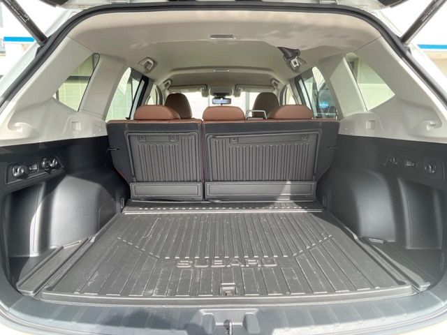 ラゲッジルームは、大容量のスペースを確保。普段のお買い物からレジャーまで、幅広く活躍してくれます！また、リアシートを倒すことでバリエーション豊かにお使いいただけます。
