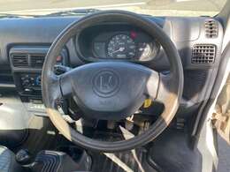 ノーマルなハンドルとなっております！握りやすく長距離運転も快適ですよ～