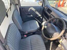 広々とした運転席です！ぜひ1度ご来店いただきご乗車ください！