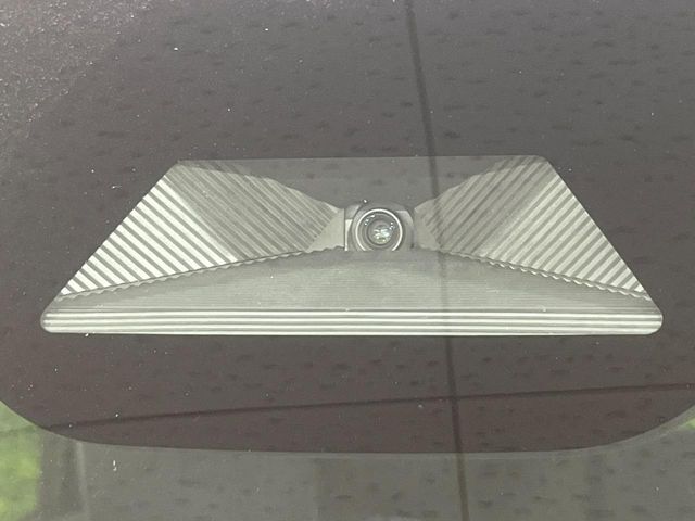 【ホンダセンシング】走行中に前方の車両等を認識し、衝突しそうな時は警報とブレーキで衝突回避と被害軽減をアシスト。より安全にドライブをお楽しみいただけます。