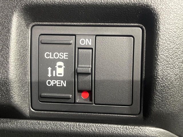 【パワースライドドア】スマートキーや運転席のスイッチでスライドドアの開閉が可能♪電動だから力を入れてドアを開ける必要が無く、小さいお子様でも、重い荷物を持っている時もラクに開け閉めできます♪