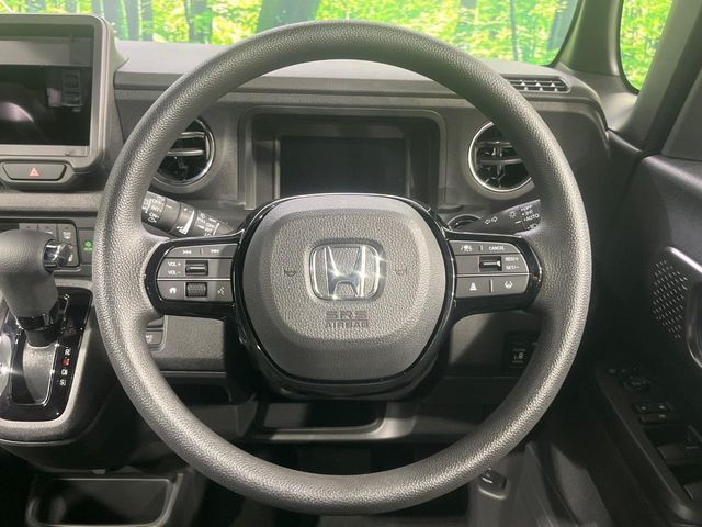 インテリアに合わせたデザインのステアリングは、運転される方のことも考え、運転しやすい形状、大きさです。是非一度、実際に触ってお確かめください。
