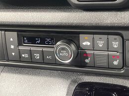 【オートエアコン】一度お好みの温度に設定すれば、車内の温度を検知し風量や温度を自動で調整。暑い…寒い…と何度もスイッチ操作をする必要はありません。快適な車内空間には必須の機能ですね♪