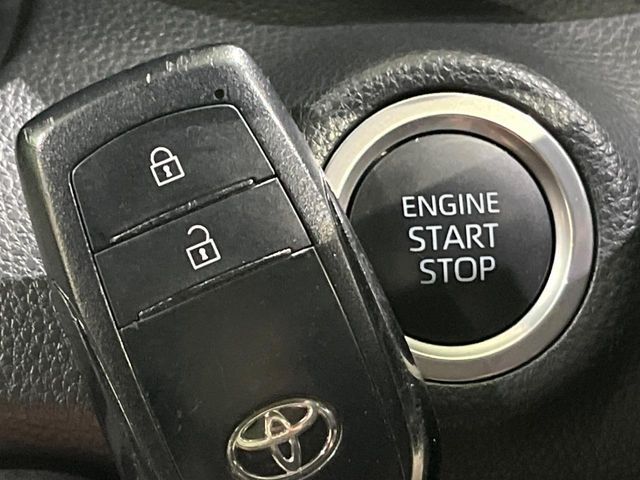 【スマートキー】カバンやポケットに入れたままでもドアの施錠・解錠が可能なスマートキーを装備。エンジンのオン・オフ時もカギを取り出す必要が無いからとっても便利です♪