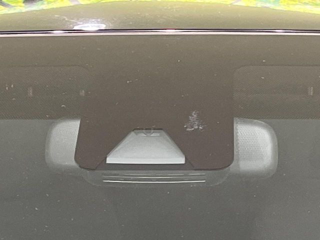 【トヨタセーフティセンス】走行中に前方の車両等を認識し、衝突しそうな時は警報とブレーキで衝突回避と被害軽減をアシスト。より安全にドライブをお楽しみいただけます。