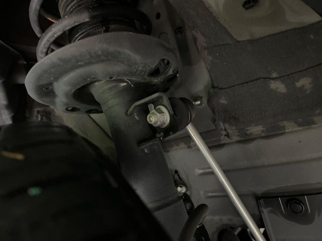 お車を安心してお乗りいただく為には、足回りの定期点検が欠かせません。サービスサポート（有償保証）では無料点検もご提供しており、安心のカーライフをお過ごしいただけるサポート体制が整っています。