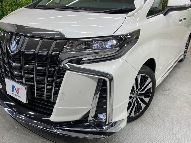 【LEDヘッドライト】悪天候や夜間走行時も良好な視界を確保し安心して運転できる高輝度LEDヘッドライトを装備！点灯速度が早く、消費電力も抑えられています。