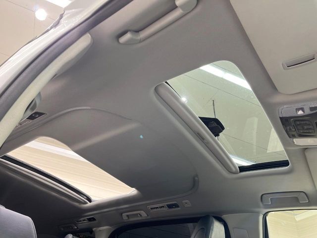 【サンルーフ】ボタンひとつで開閉可能！開放感たっぷりのサンルーフが装着されています！車内に明かりを取り入れたり景色を楽しむ以外にも、よどみがちな車内の空気も簡単に換気できて快適です！